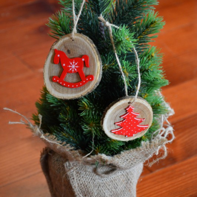 Vianočné drevené odzoby - červený koník, strom sada 2ks