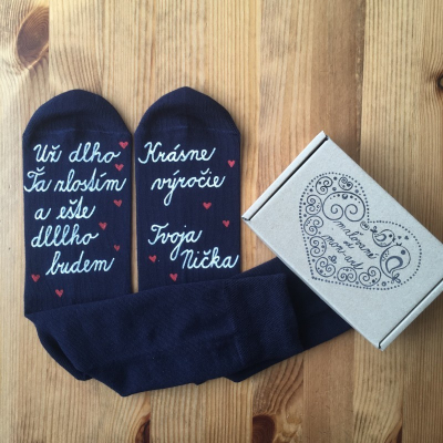 Maľované tmavomodré  ponožky ako darček k výročiu svadby