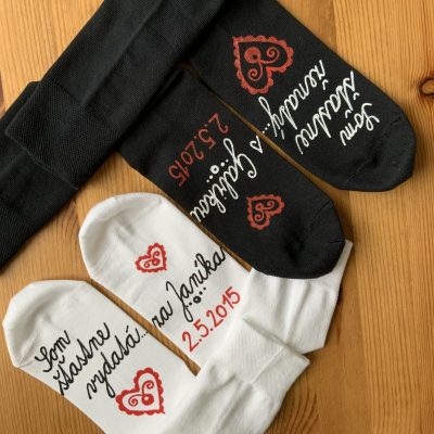 Maľované ponožky ako dar pre novomanželov alebo k výročiu svadby