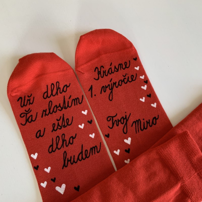 Maľované červené  ponožky ako darček k výročiu svadby