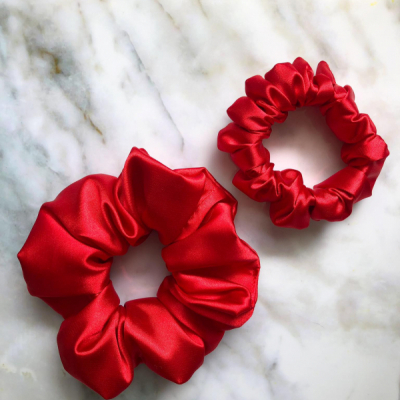 Saténová Gumička Scrunchie červená (Mini)