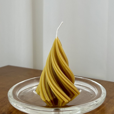 Dekoračná sviečka z včelieho vosku - točený kužeľ v natural žltej farbe
