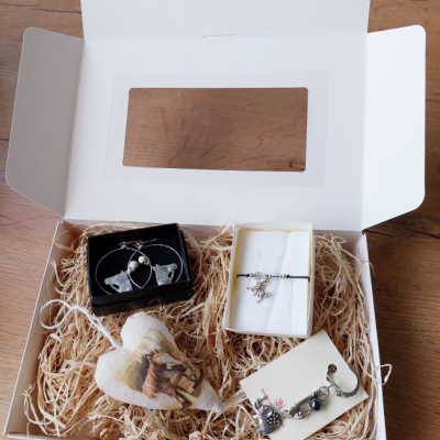 Koníkový darčekový box pre ženy s náušnicami, dekoráciou, náramkom a kľúčenkou