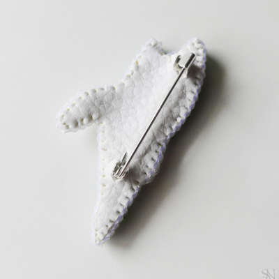 Handmade šitá korálková brošňa snežienka